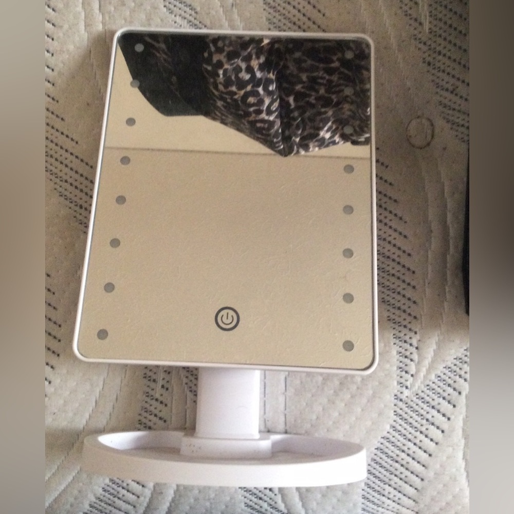 Makeup mirror that rotates with lights